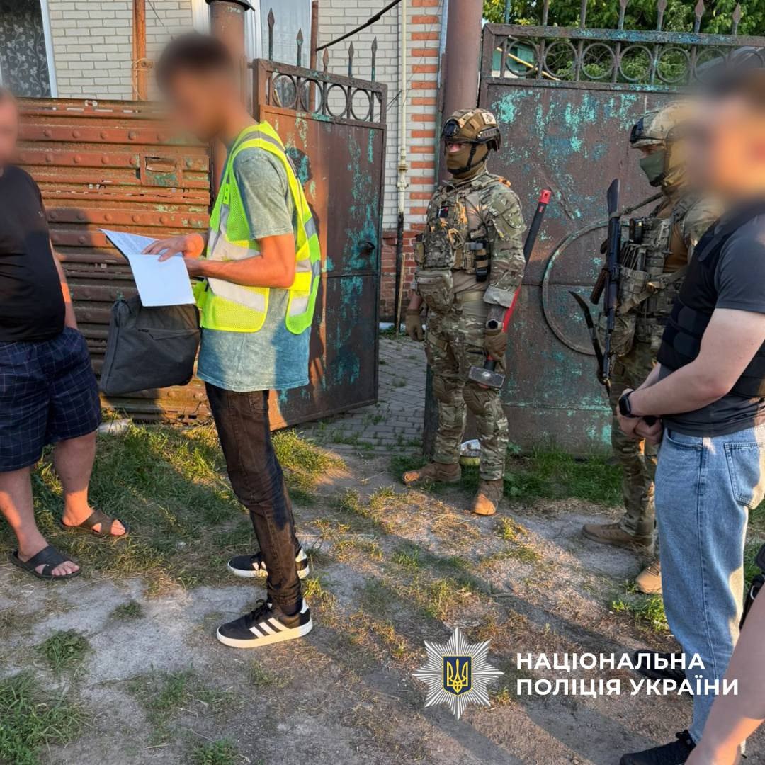 Кримінальний дует виготовляв на Харківщині десятки тисяч підробних цигарок (фото)